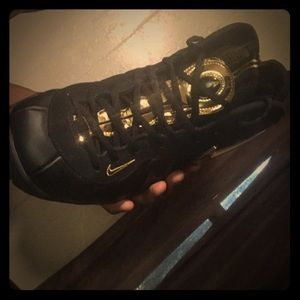 Foams Black and Gold